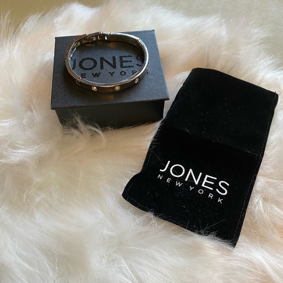 Jones New York Jewelry - EUC jones New York ladies metal silver/crystal bracelet bangle clasp 5 stones